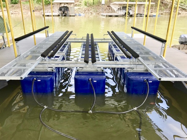 Tritoon Boat lift in a boat slip